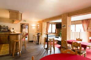 Breakfast and dinner served, Regional cuisine - Hôtel Alpen Roc (Morzine)