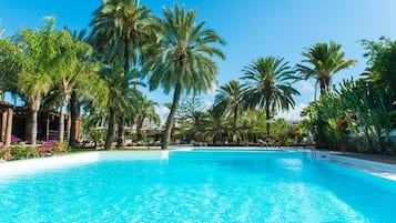 UtendĂžrsbasseng og solsenger