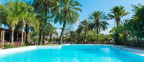 Outdoor pool, pool loungers