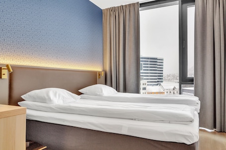Habitación estándar, 2 camas individuales | Ropa de cama hipoalergénica, escritorio y cortinas blackout