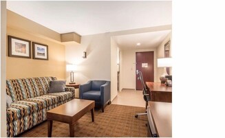 Escritorio, cortinas blackout y tabla de planchar con plancha 