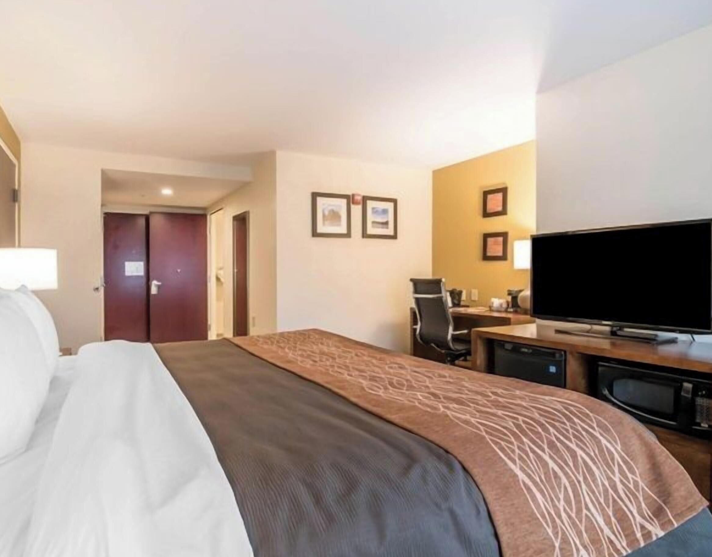 Desk, blackout drapes, iron/ironing board, free WiFi