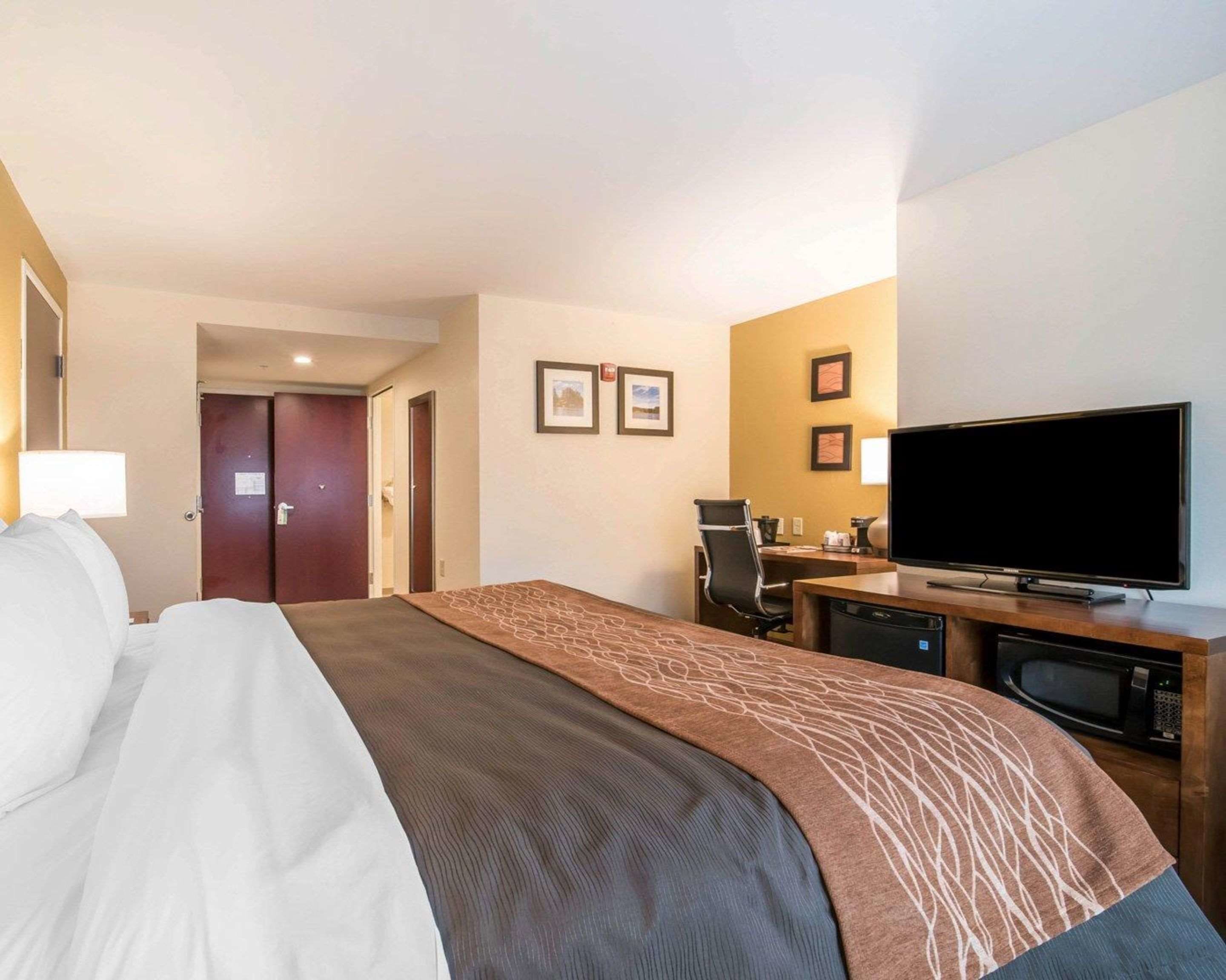 Desk, blackout drapes, iron/ironing board, free WiFi
