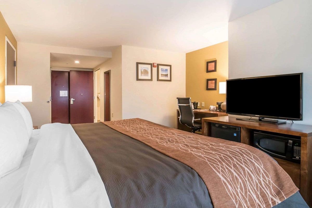Desk, blackout drapes, iron/ironing board, free WiFi