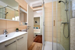 Douche, séchoir à cheveux, serviettes fournies