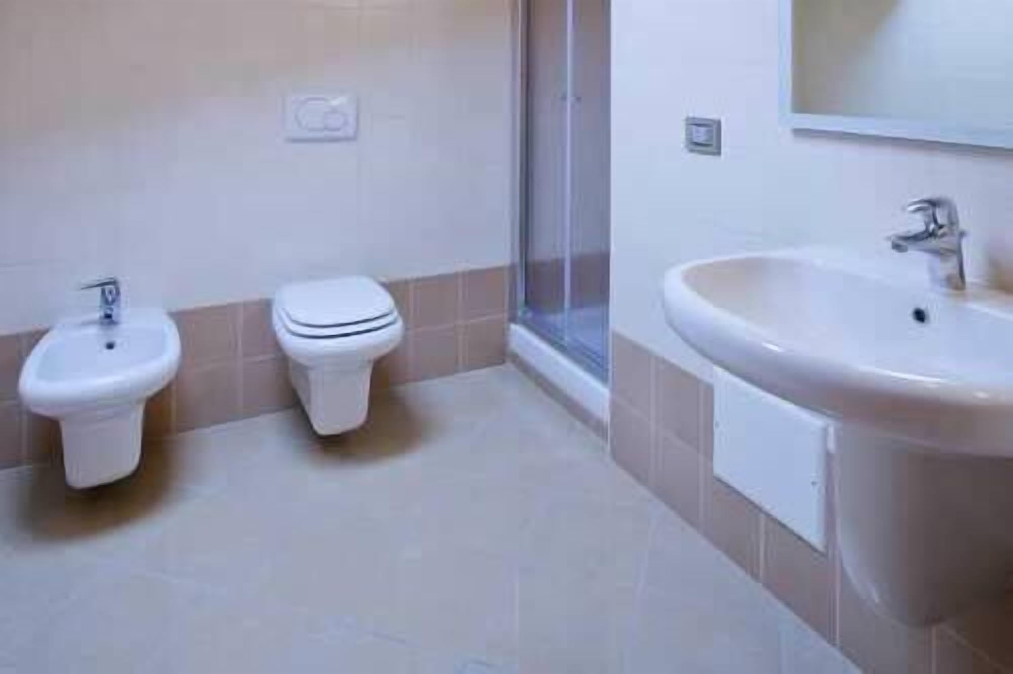 Une salle de bain équipée d’un lavabo, de toilettes et d’un bidet.