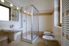 Room | Bathroom | Shower, free toiletries, hair dryer, bidet - Casa Citella (Bussolengo)