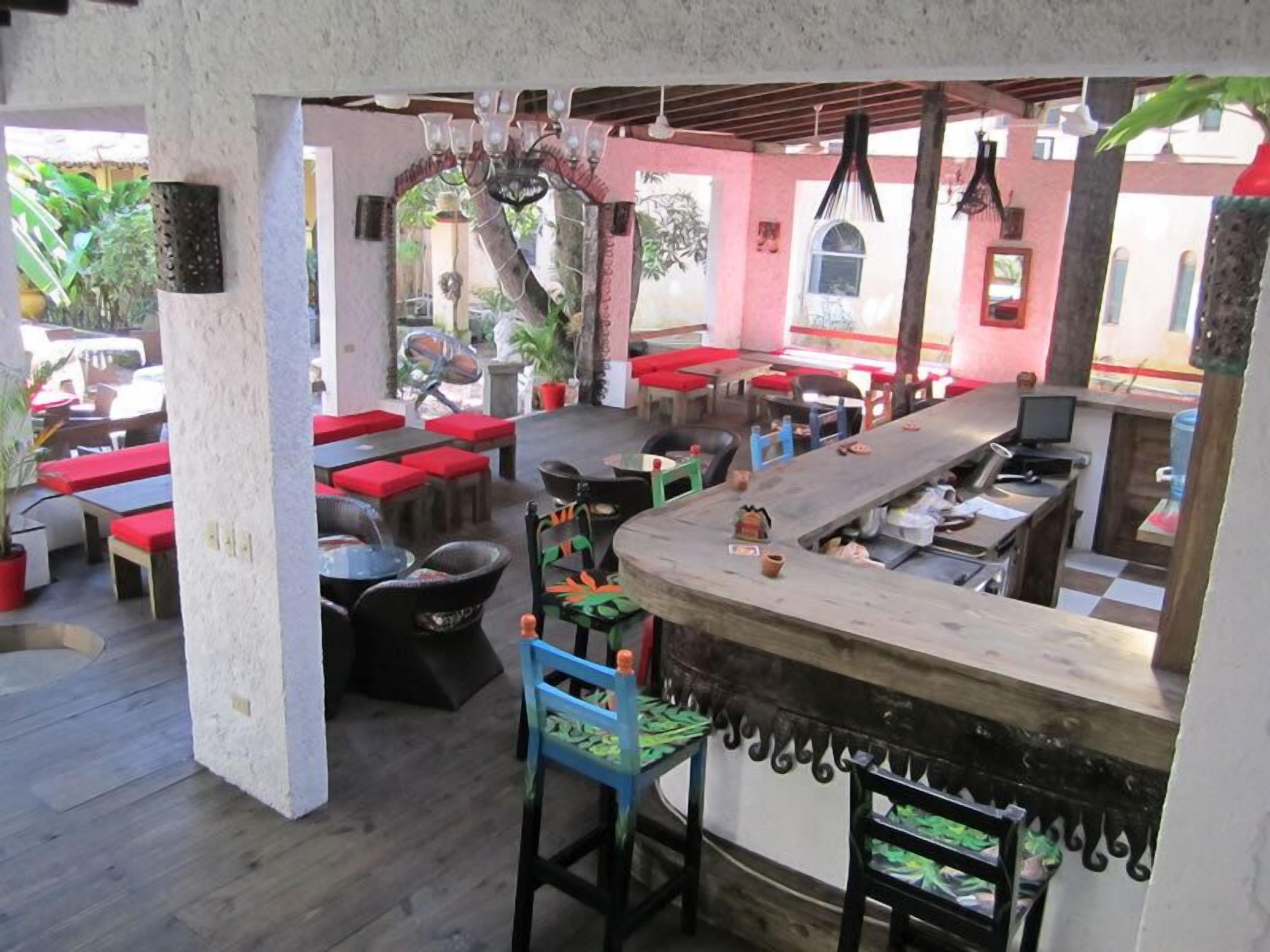 Bar (trong khuôn viên)