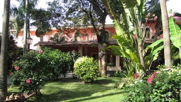 Vista frontal de la propiedad