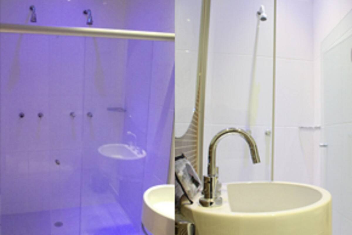 Suihku, ilmaiset hygieniatuotteet, hiustenkuivaaja, pyyhkeet