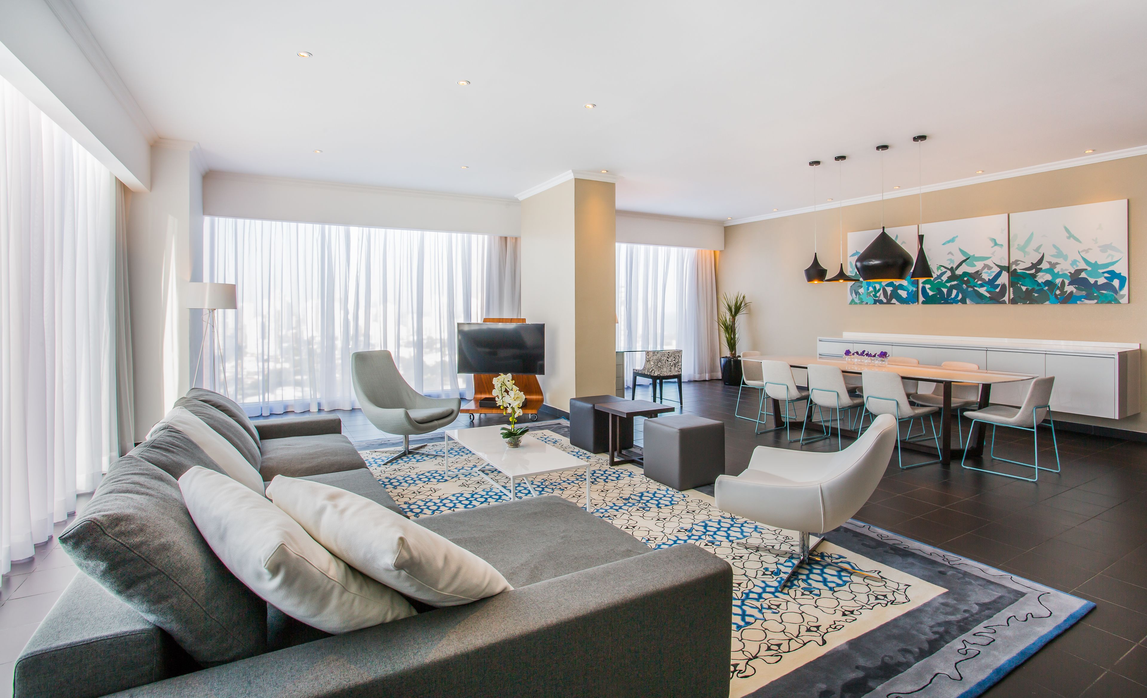 Apartamento, 2 quartos, vista para a cidade | Área de estar | TV LCD 46 polegadas com canais a cabo, TV, dock para iPod