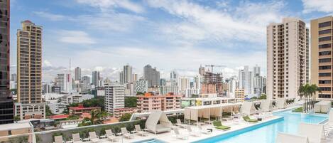 Piscine extérieure, chaises longues