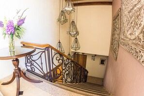 Handrails in stairways - San Pietro Hotel Boutique (Tlaquepaque)