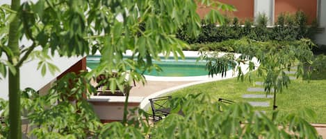 AuĂenpool, geöffnet von 09:00 Uhr bis 21:00 Uhr, LiegestĂŒhle