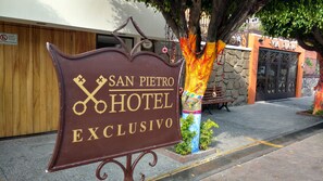 Front of property - San Pietro Hotel Boutique (Tlaquepaque)