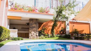 Kolam renang outdoor, dengan kursi berjemur