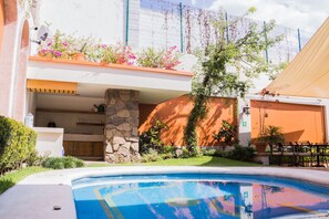 Outdoor pool, open 9:00 AM to 9:00 PM, sun loungers - San Pietro Hotel Boutique (Tlaquepaque)