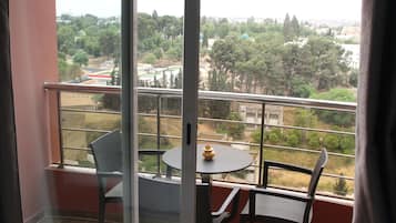 Frigobar, cofres nos quartos, escrivaninha, cortinas blackout