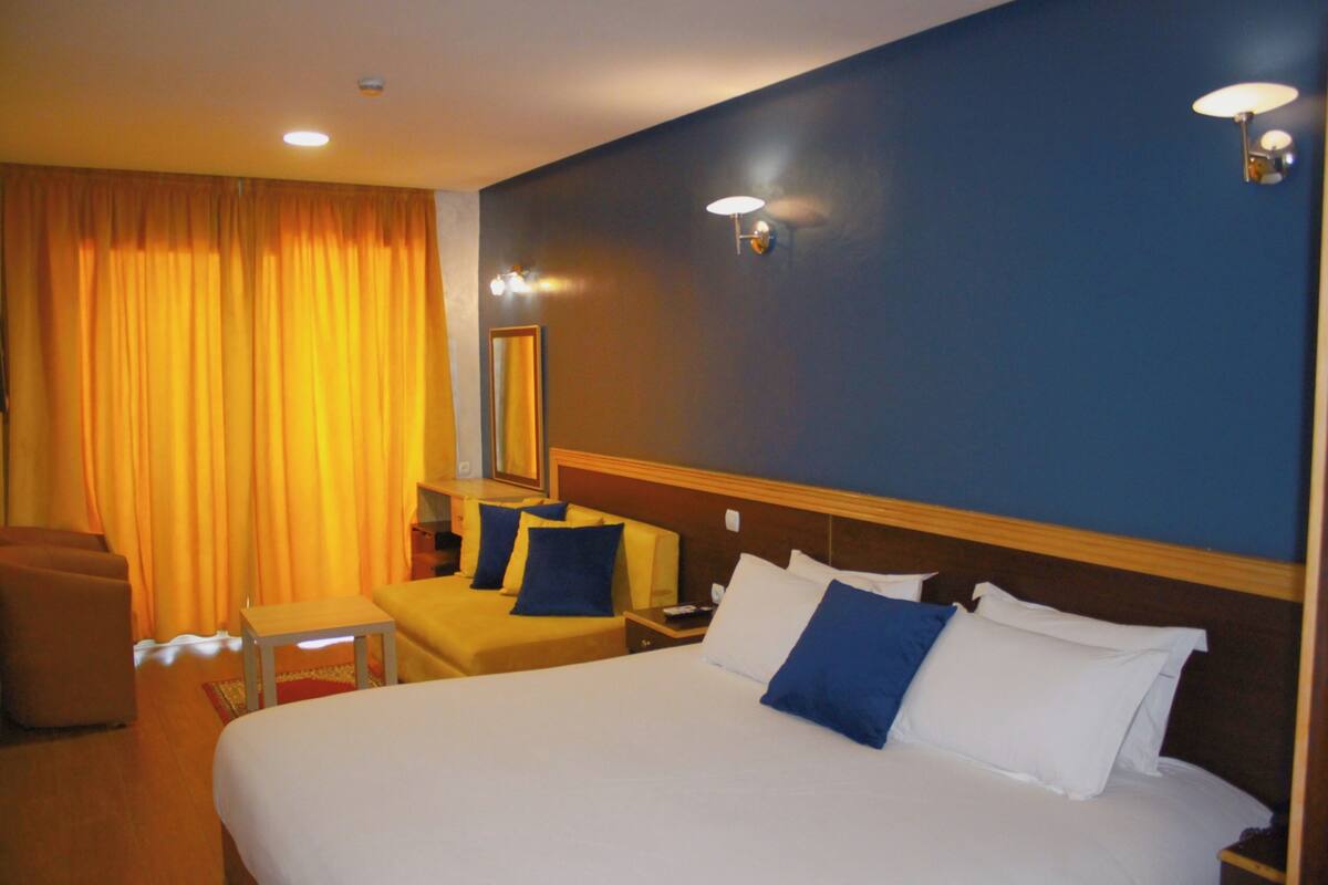 Suite – junior, terrasse | Minibar, safe på rommet, skrivebord og blendingsgardiner