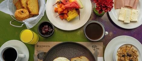 A breakfast setting with various food items and beverages.