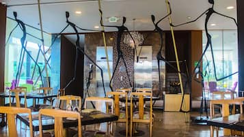 2 間餐廳,供應當地和國際料理