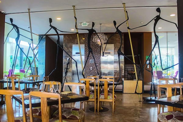 2 restaurantes; se sirve cocina local e internacional