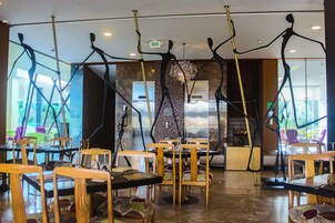 2 ravintolaa, paikallinen ja kansainvälinen keittiö