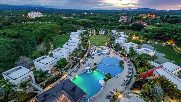 A resort with a swimming pool, outdoor seating, and a view of the surrounding landscape. - Hotel Sonesta Pereira (Pereira)
