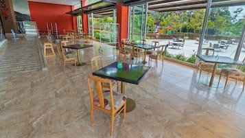 2 間餐廳,供應當地和國際料理