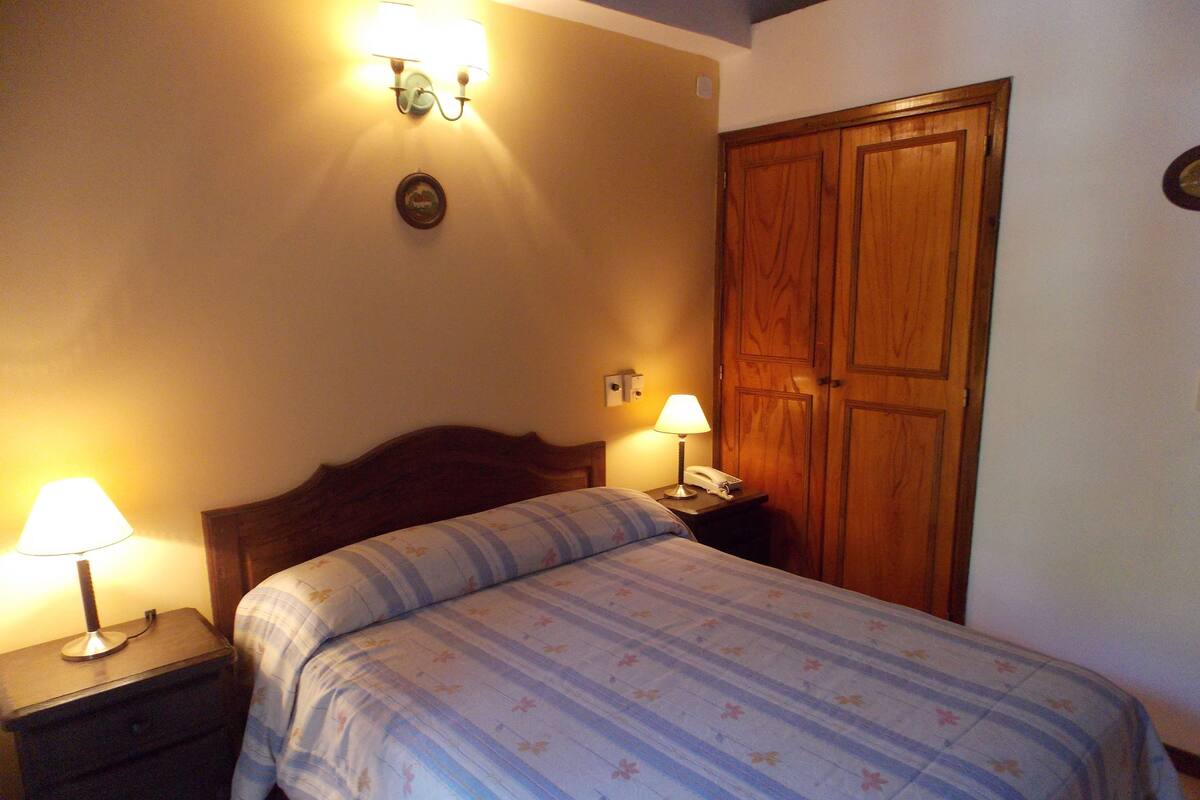 In-room safe, cribs (free)