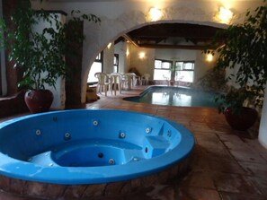 Indoor spa tub - San Remo Villa Corral Apart (Carilo)