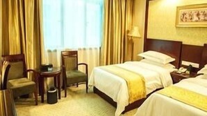 A hotel room with two beds, a desk, a chair, and a window with curtains. - Vienna Hotel Huizhou Zhongkai Avenue (Huizhou)