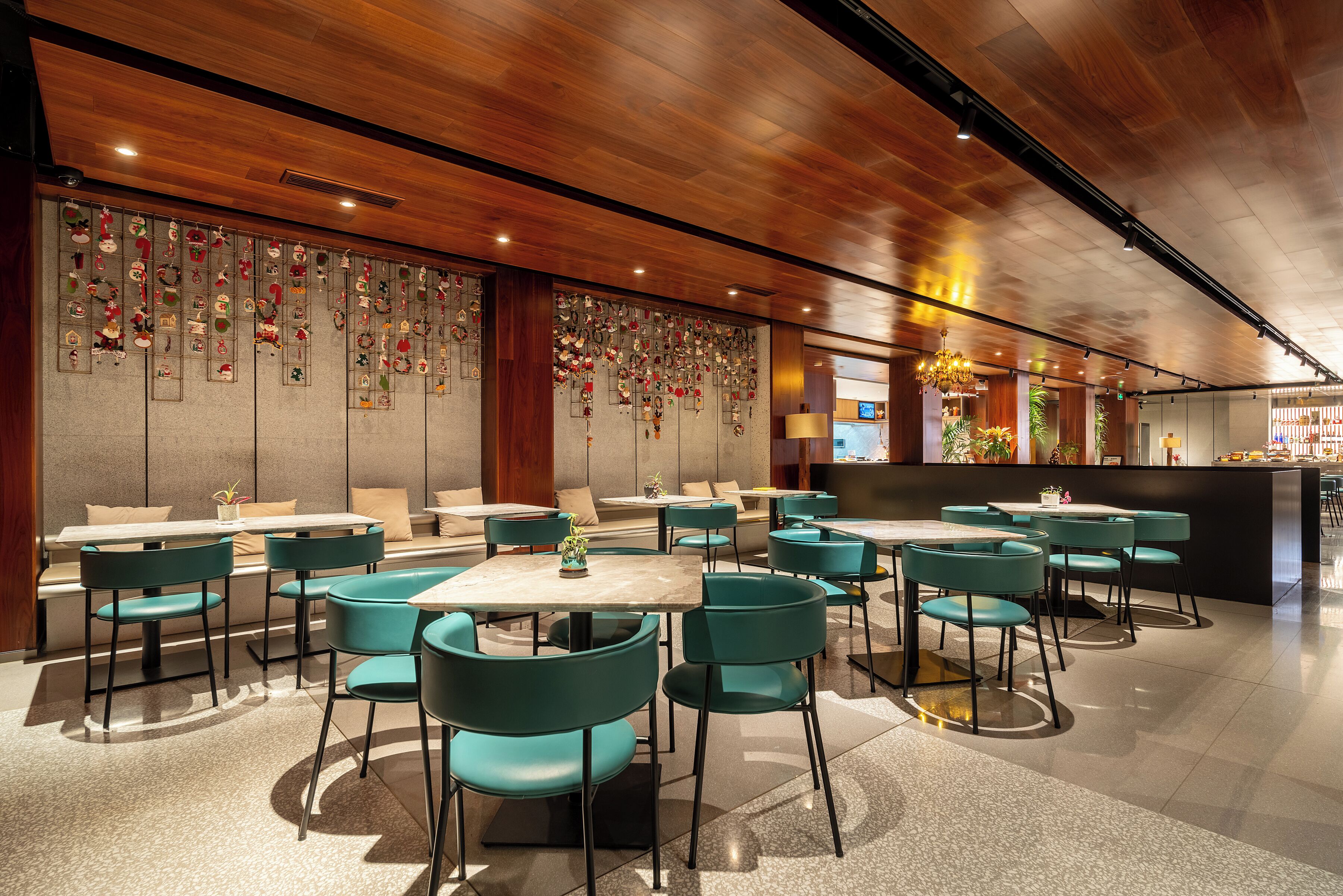 daily buffet breakfast (cny 68 per person)