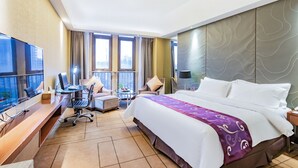 A hotel room with a large bed, a desk with a computer, a chair, and a TV. - Metropolo Shaoxing Keqiao Wanda Square (Shaoxing)