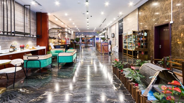 A modern hotel lobby with a marble floor, seating areas, and a reception desk. - Metropolo Shaoxing Keqiao Wanda Square (Shaoxing)