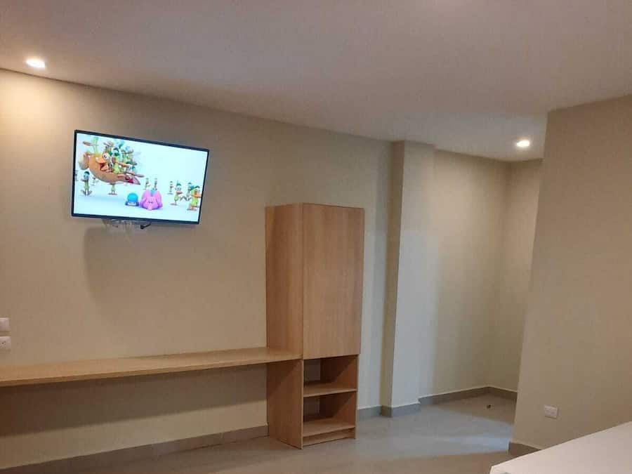 Executive kamer | Een kluis op de kamer, een bureau, een strijkplank/strijkijzer