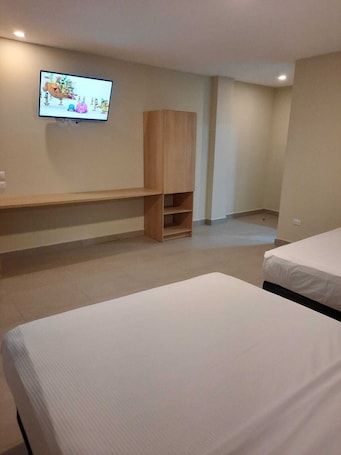 Executive kamer | Een kluis op de kamer, een bureau, een strijkplank/strijkijzer. CHN Hotel Monterrey Santa Fe