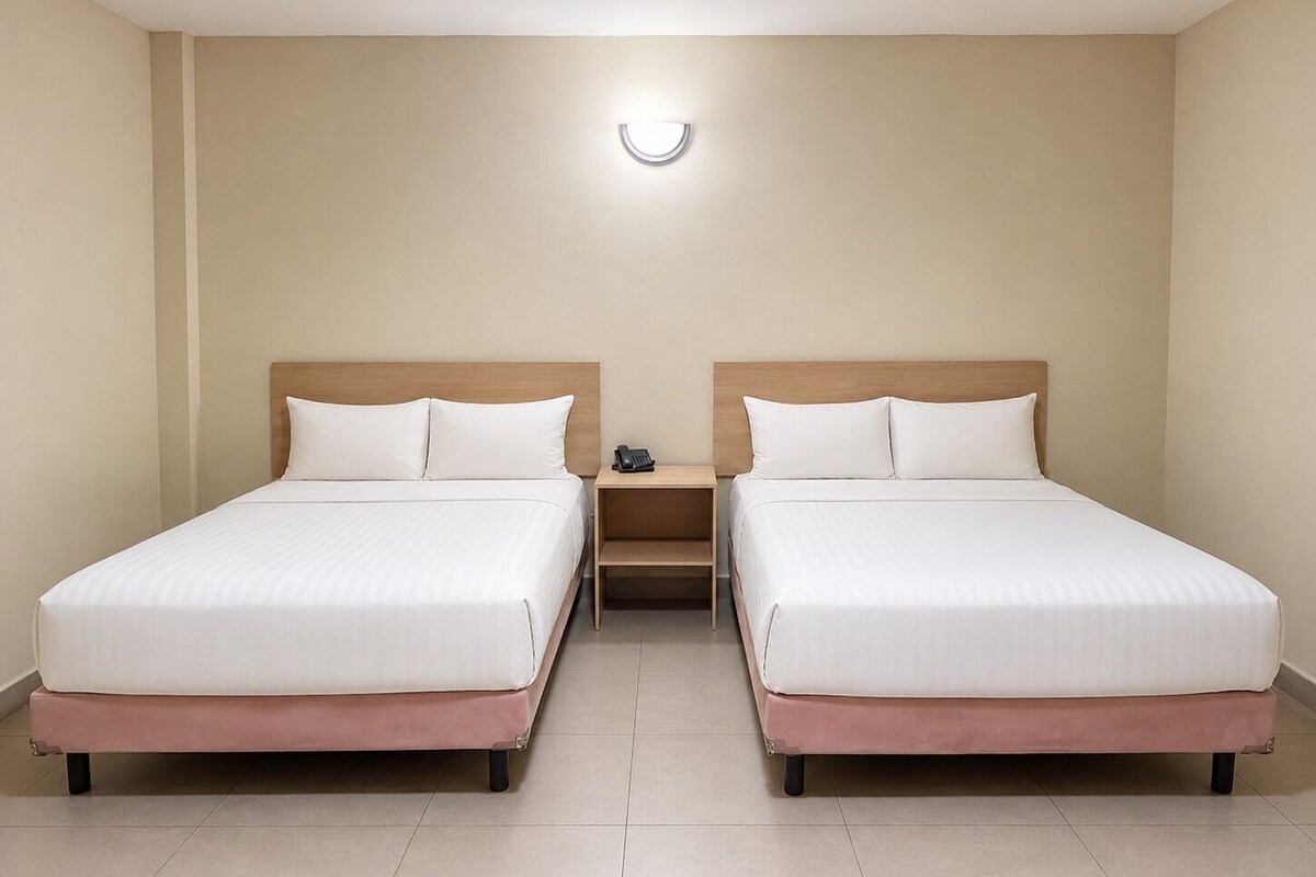 Superior Room | In-room safe, desk, iron/ironing board (on request), WiFi (free)