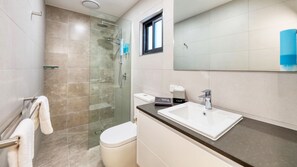 Premium Twin Room | Bathroom | Shower, hair dryer, towels - Motel Meneres (Corowa)
