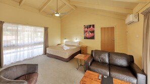 Suite | Free WiFi, bed sheets - Motel Meneres (Corowa)