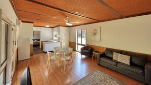 One Bedroom Self Contained Unit | Living area | TV - Motel Meneres (Corowa)
