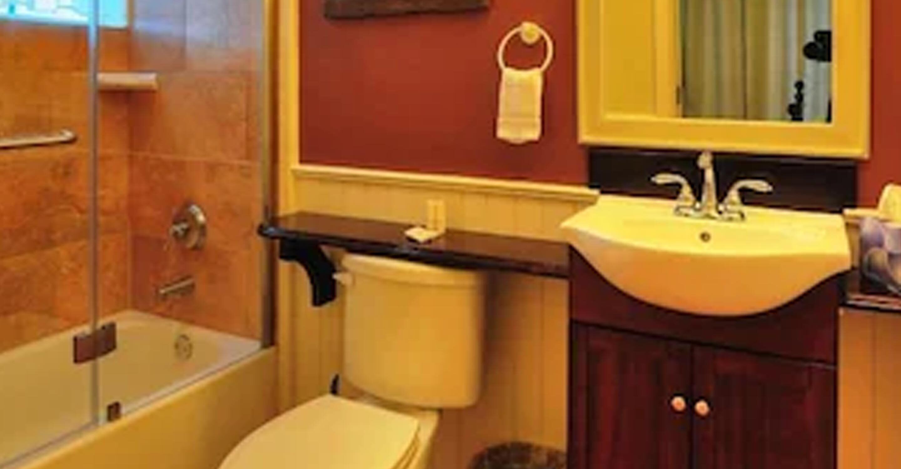 Ein Badezimmer mit Badewanne, Toilette und Waschbecken.