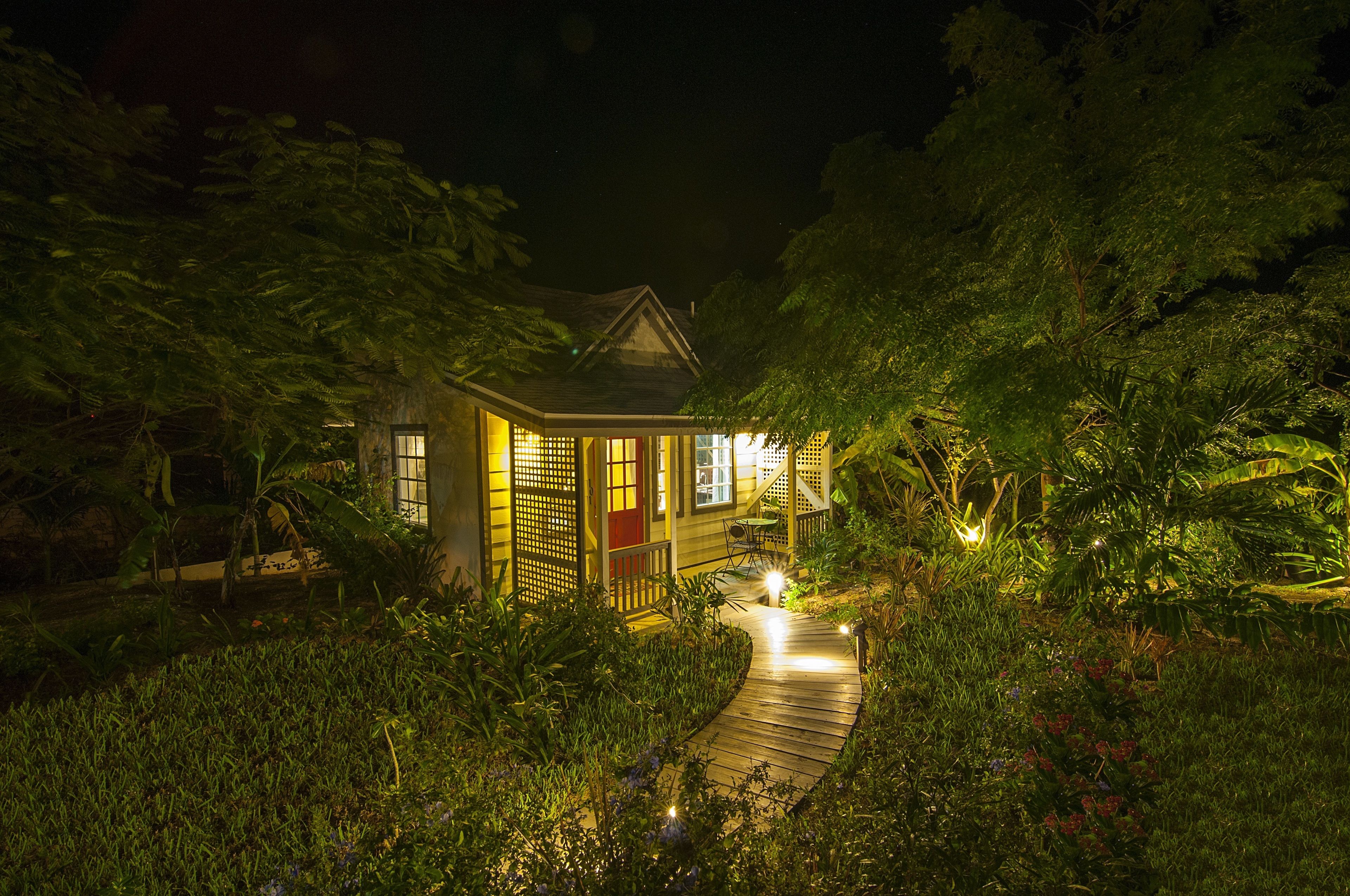 Vista frontal de la propiedad por la tarde o noche