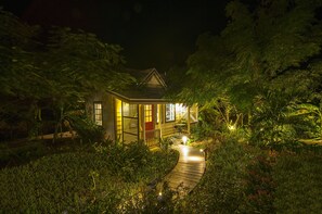 Voorkant accommodatie - avond/nacht