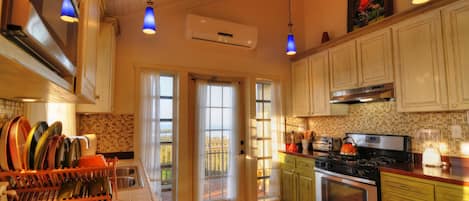 King suite w optional double room 3rd-floor | 私人廚房 | 微波爐、咖啡機/沖茶器、烤麵包機、小烤箱