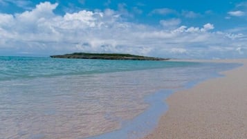 Nära stranden och vit sandstrand