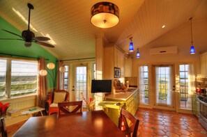 King suite w optional double room 3rd-floor | Living area