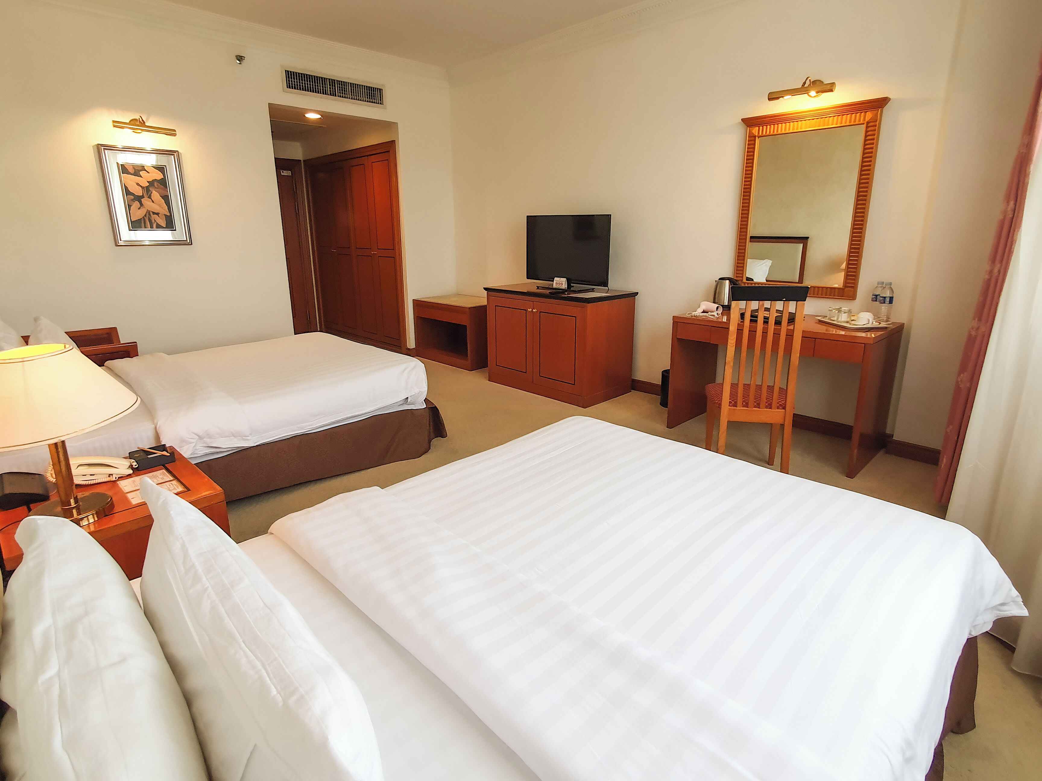 deluxe double or twin room | minibar, in-room safe, desk, free cots/infant beds