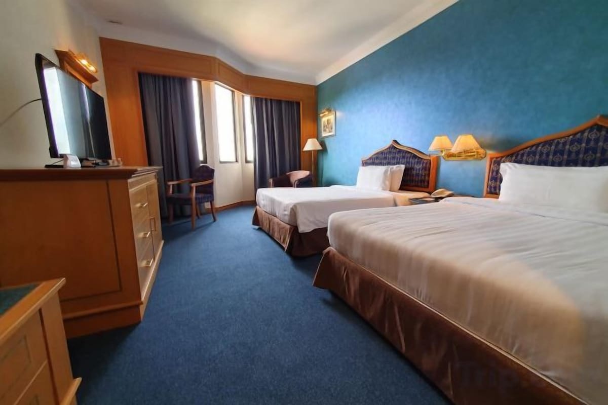 Minibar, in-room safe, desk, cribs (free)