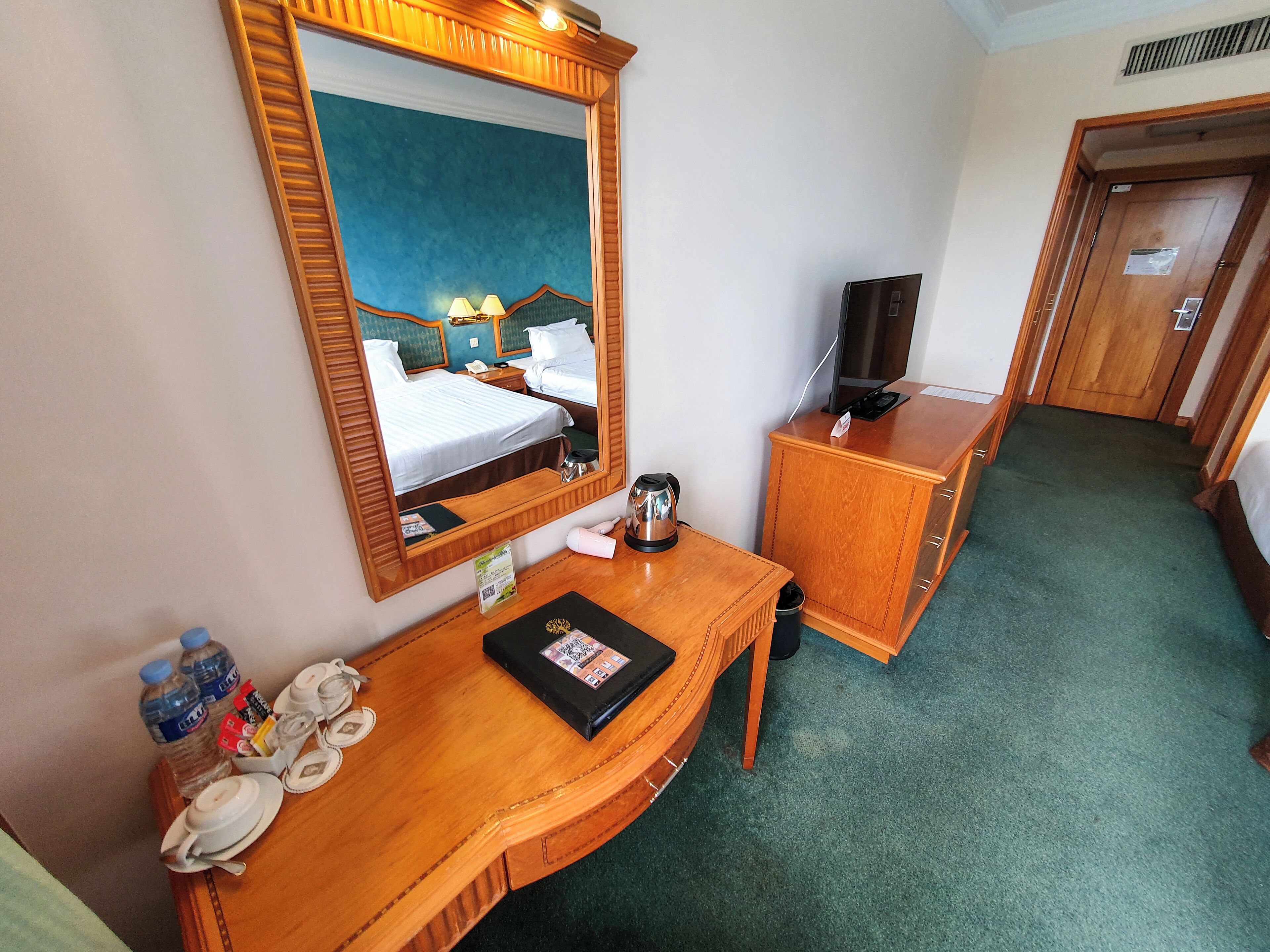 superior twin room | minibar, in-room safe, desk, free cots/infant beds